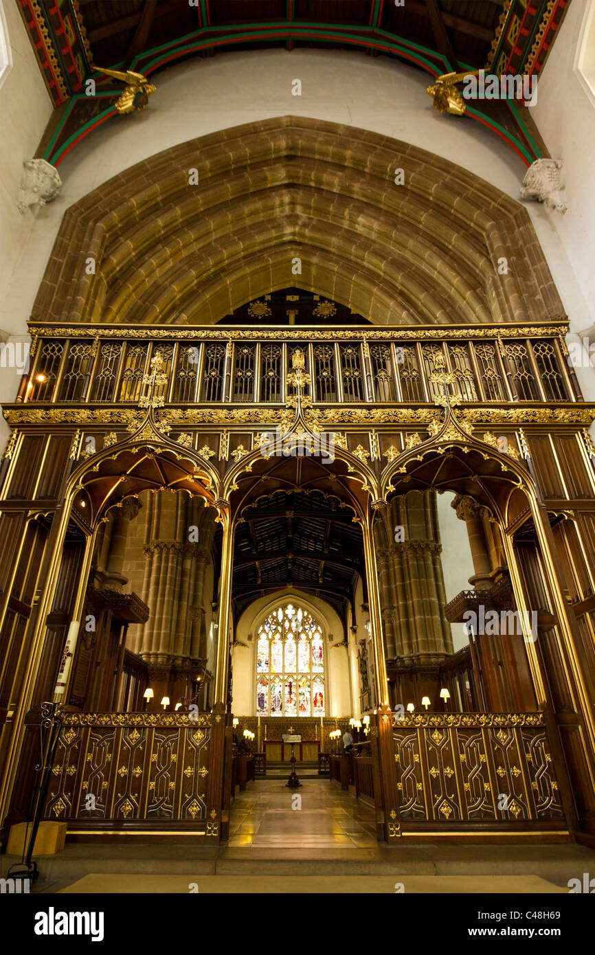 Ornate intagliato e dorato oro coro ligneo schermo, cattedrale di Leicester, Leicester, England, Regno Unito Foto Stock
