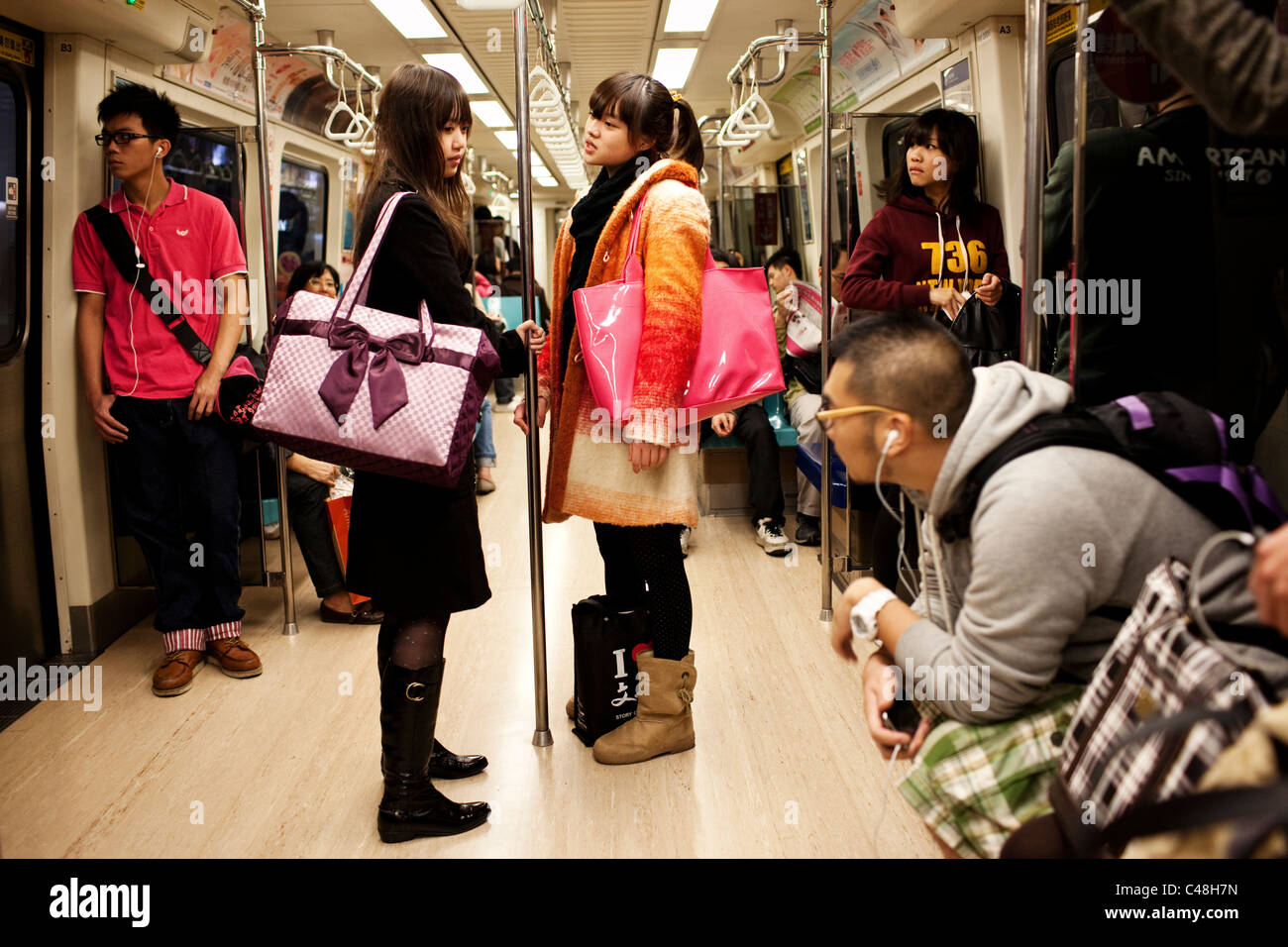 Moda ragazze adolescenti ride MRT in Taipei, Taiwan, 29 ottobre 2010. Foto Stock