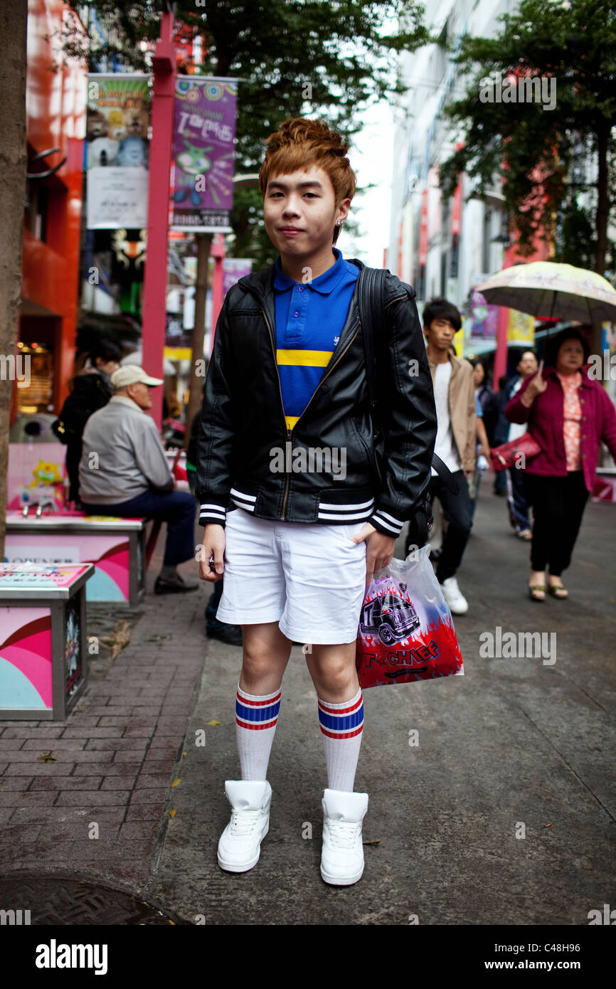 Ritratto di un giovane uomo di shopping in Ximending dell area pedonale, Taipei, Taiwan, 30 ottobre 2010. Foto Stock