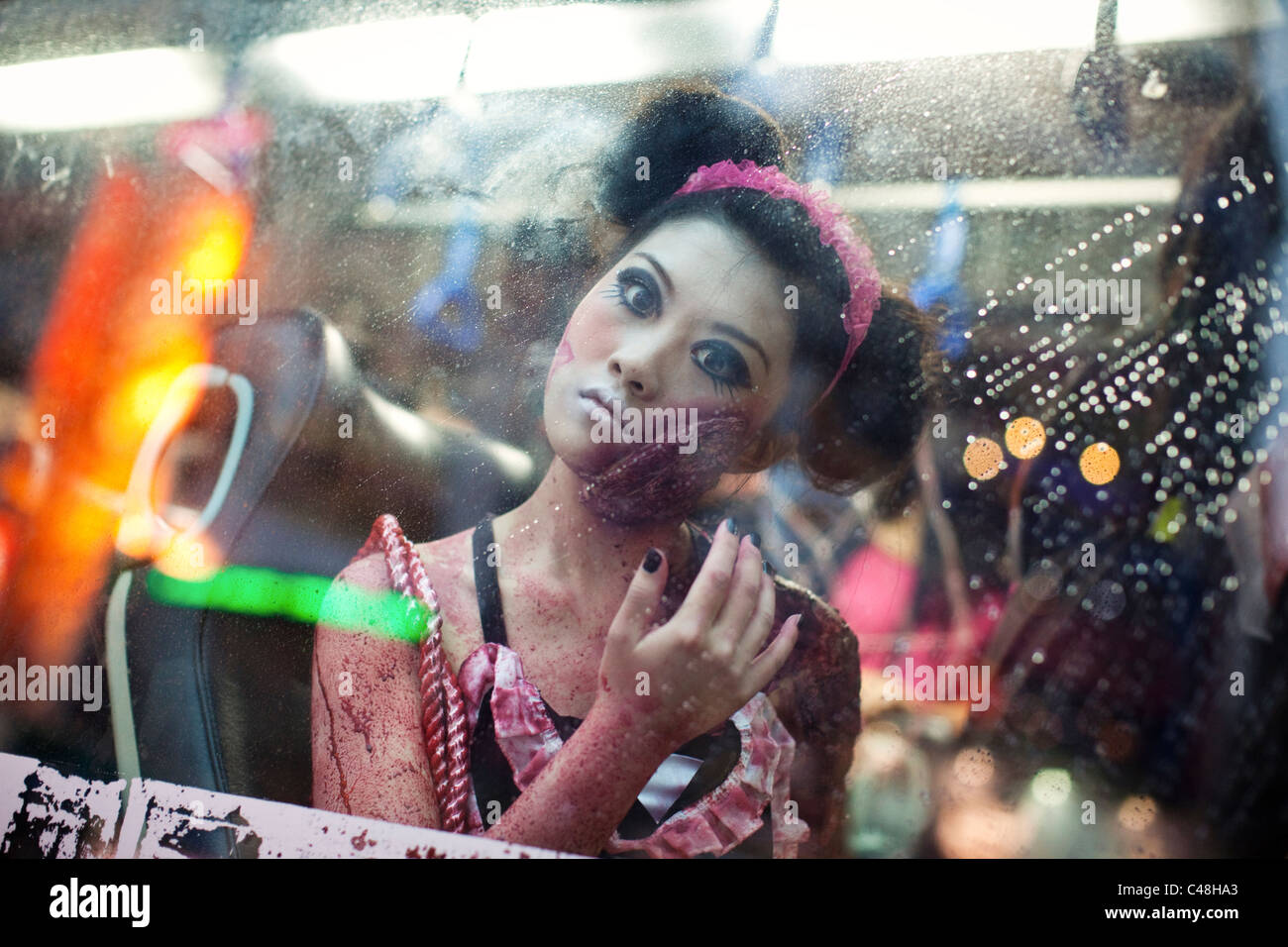 Zombie sul bus in Ximending, Taipei, Taiwan, 30 ottobre 2010. Foto Stock