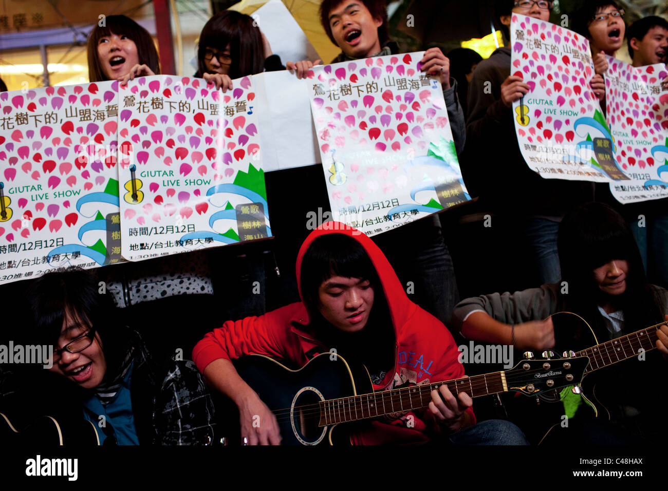 Gli adolescenti intrattenere la folla degli acquirenti durante un weekend intenso in Ximending, Taipei, Taiwan, 30 ottobre 2010. Foto Stock