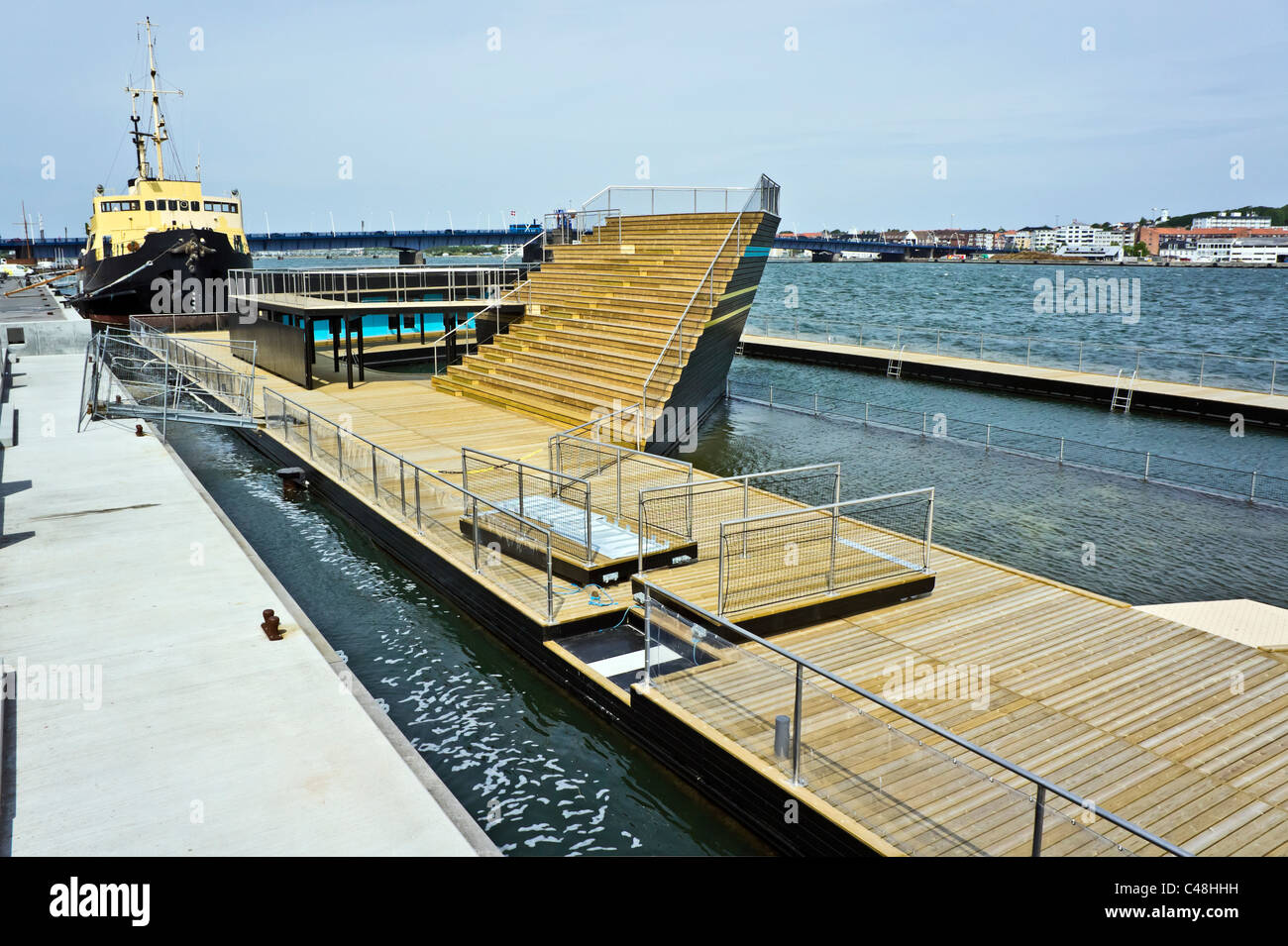 Nuova piscina bagno nel porto di Aalborg in Danimarca con il vecchio ice  breaker Elbjoern (ora un ristorante) in background Foto stock - Alamy