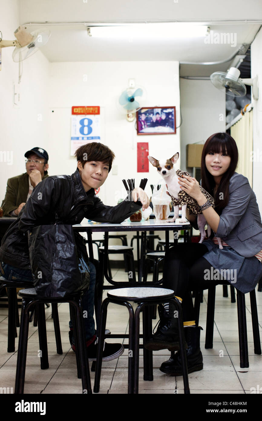 Una giovane coppia in un ristorante di Ximending, Taipei, Taiwan, 8 novembre 2010. Foto Stock
