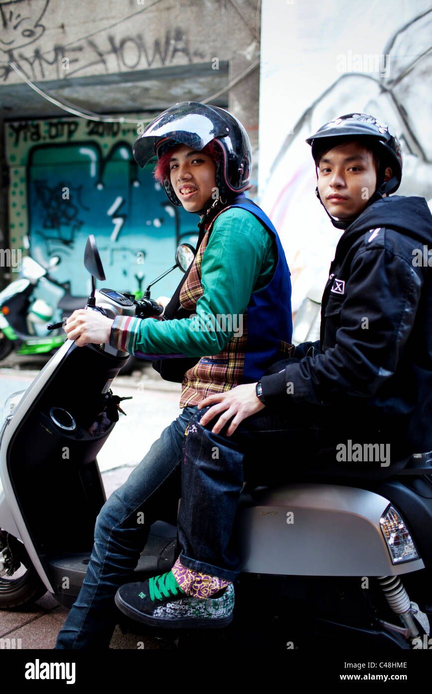 Gli adolescenti su uno scooter in Ximending, Taipei, Taiwan, 8 novembre 2010. Foto Stock