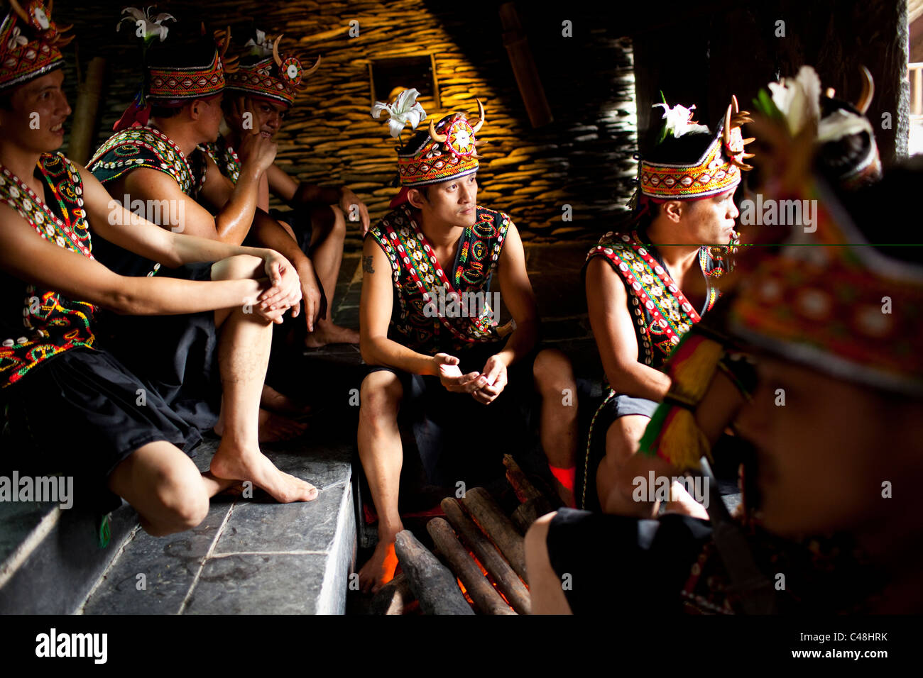 Un aborigeno ballerini rilassarsi in una piccola casa prima di una performance a Formosan Villaggio Aborigeno, Taiwan, Ottobre 21, 2010 Foto Stock