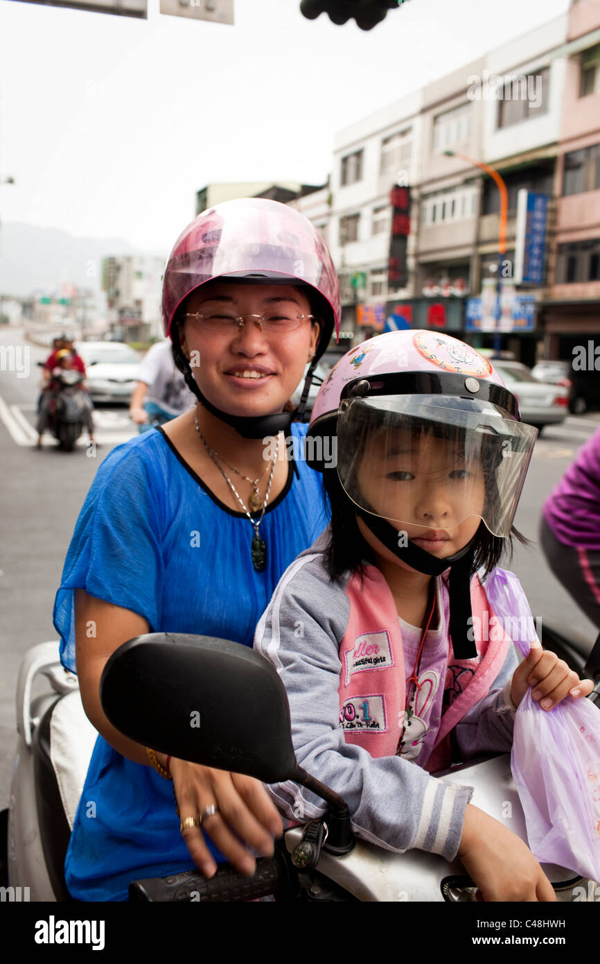 Madre e figlia ritratto su scooter, Taipei, Taiwan, Ottobre 23, 2010. Foto Stock