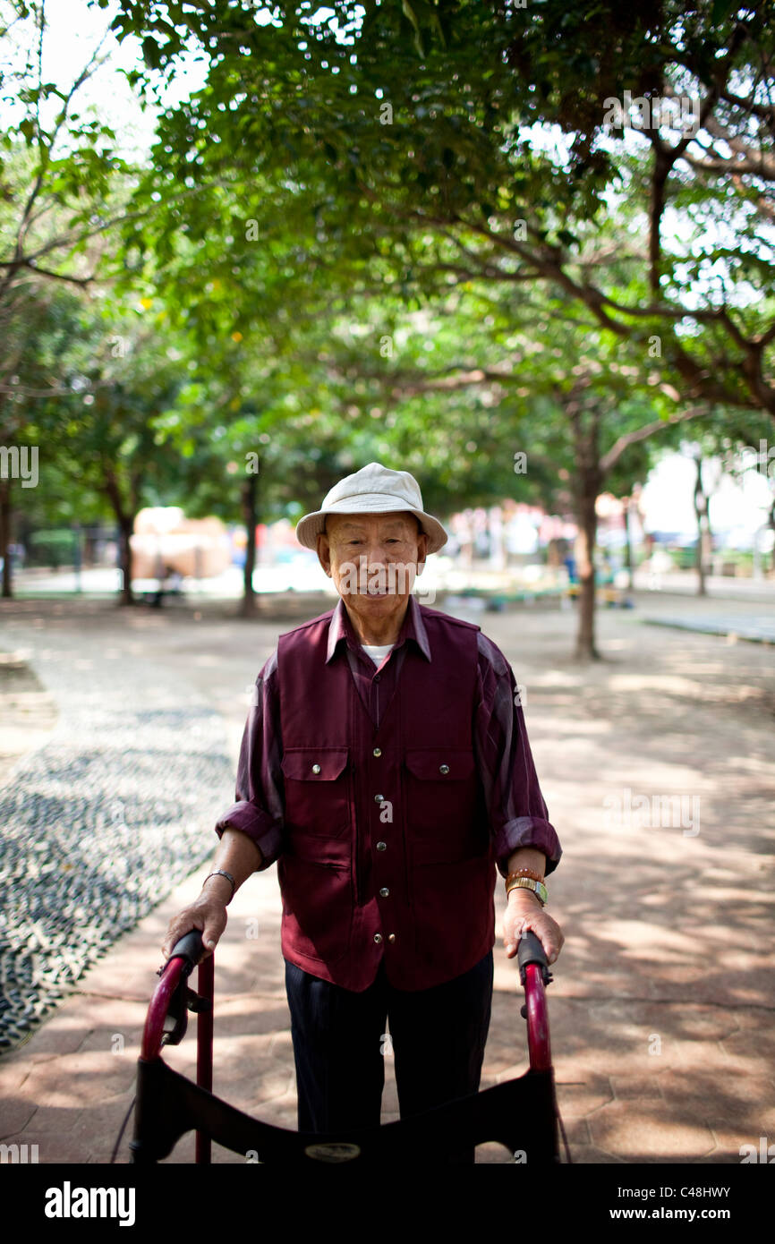 Il vecchio uomo nel parco, Yingge, Taiwan, 24 ottobre 2010. Foto Stock