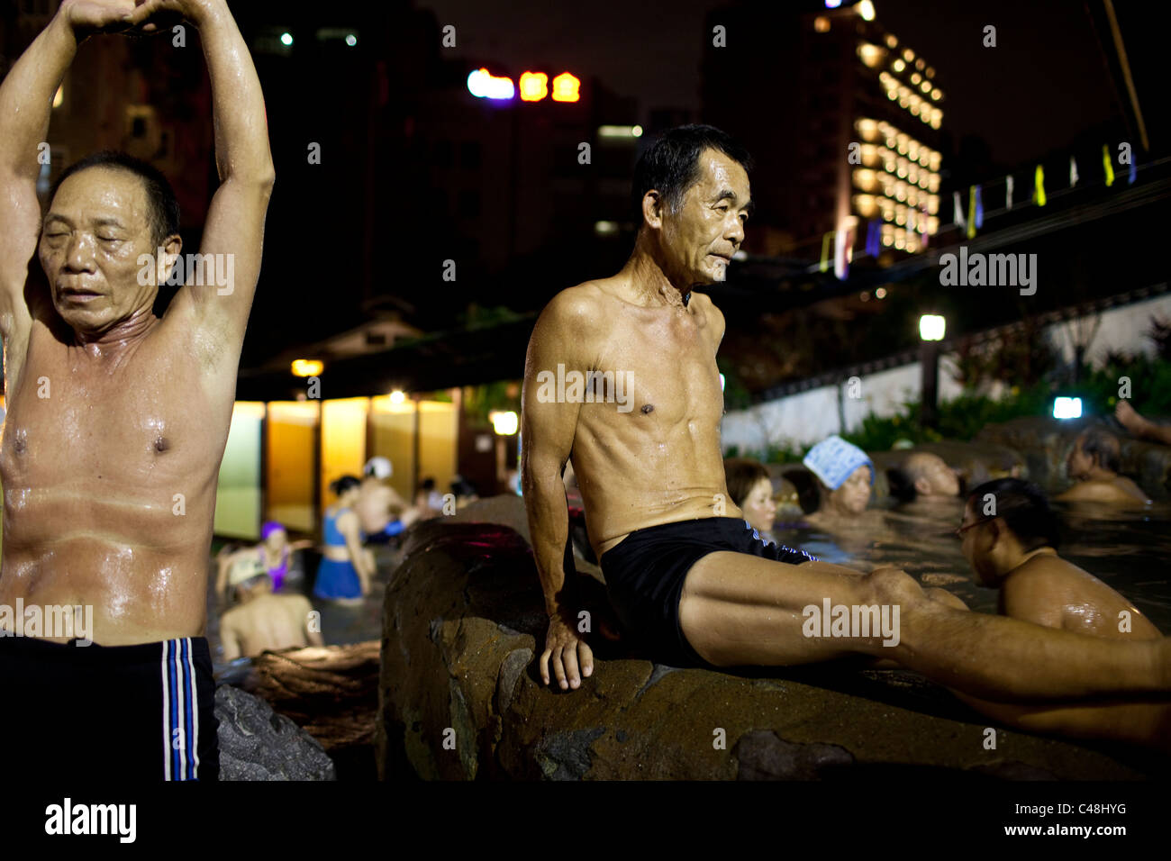 Gli uomini di Taiwan rinfrescarsi sul bordo piscine termali al Millenium Hot Springs in Beitou, Taiwan, 4 novembre 2010. Foto Stock