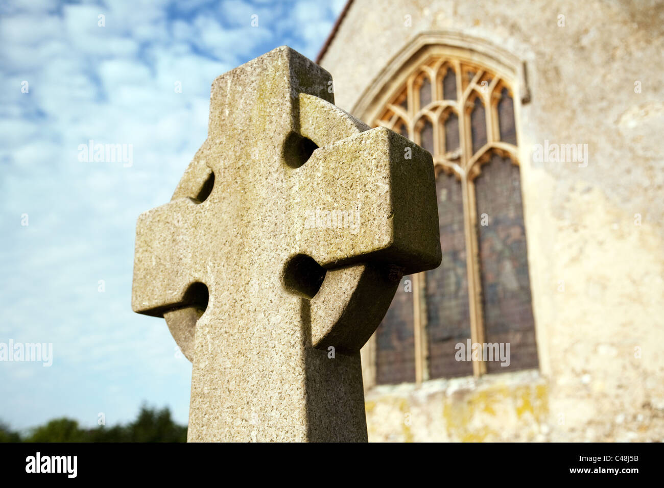 Croce e la chiesa, villaggio Cavenham Suffolk REGNO UNITO Foto Stock