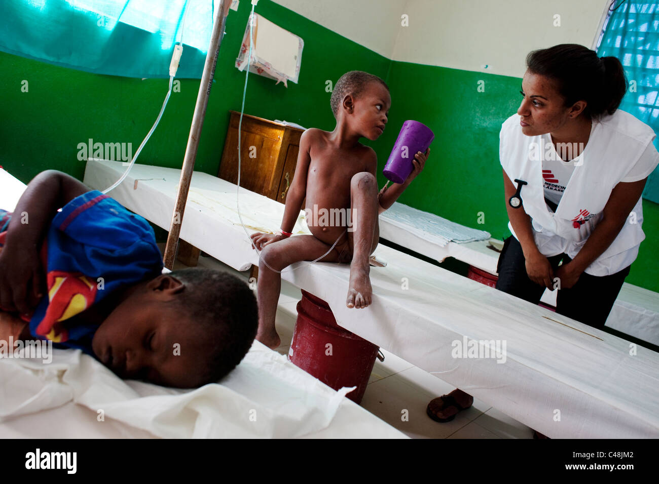 Infermiera in contatto con bambini affetti da colera presso l'ospedale. Foto Stock