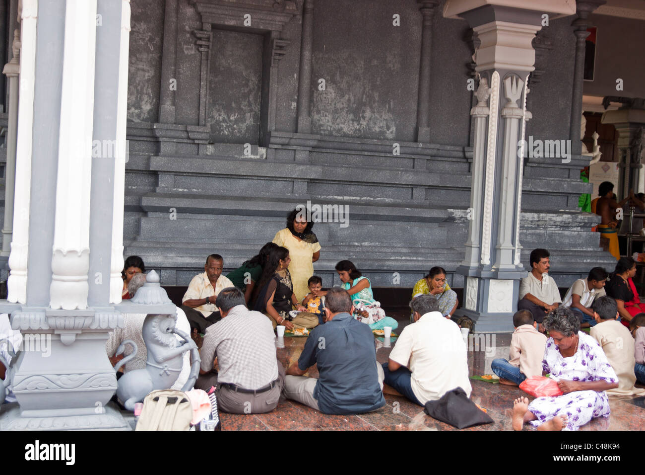 Dettaglio della gente locale durante il pranzo tradizionale. La foto è stata scattata il 25 settembre 2010 accanto a Grotte Batu di Kuala Lumpur in Malesia. Foto Stock