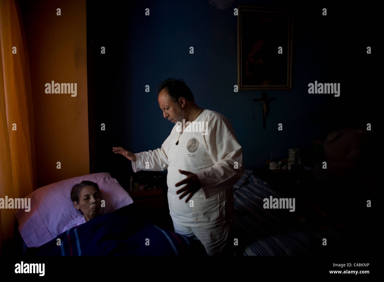 Reiki Master Ramon Quiroz dà il Reconnective Healing per un paziente muore di cancro nella sua casa di città del Messico Foto Stock