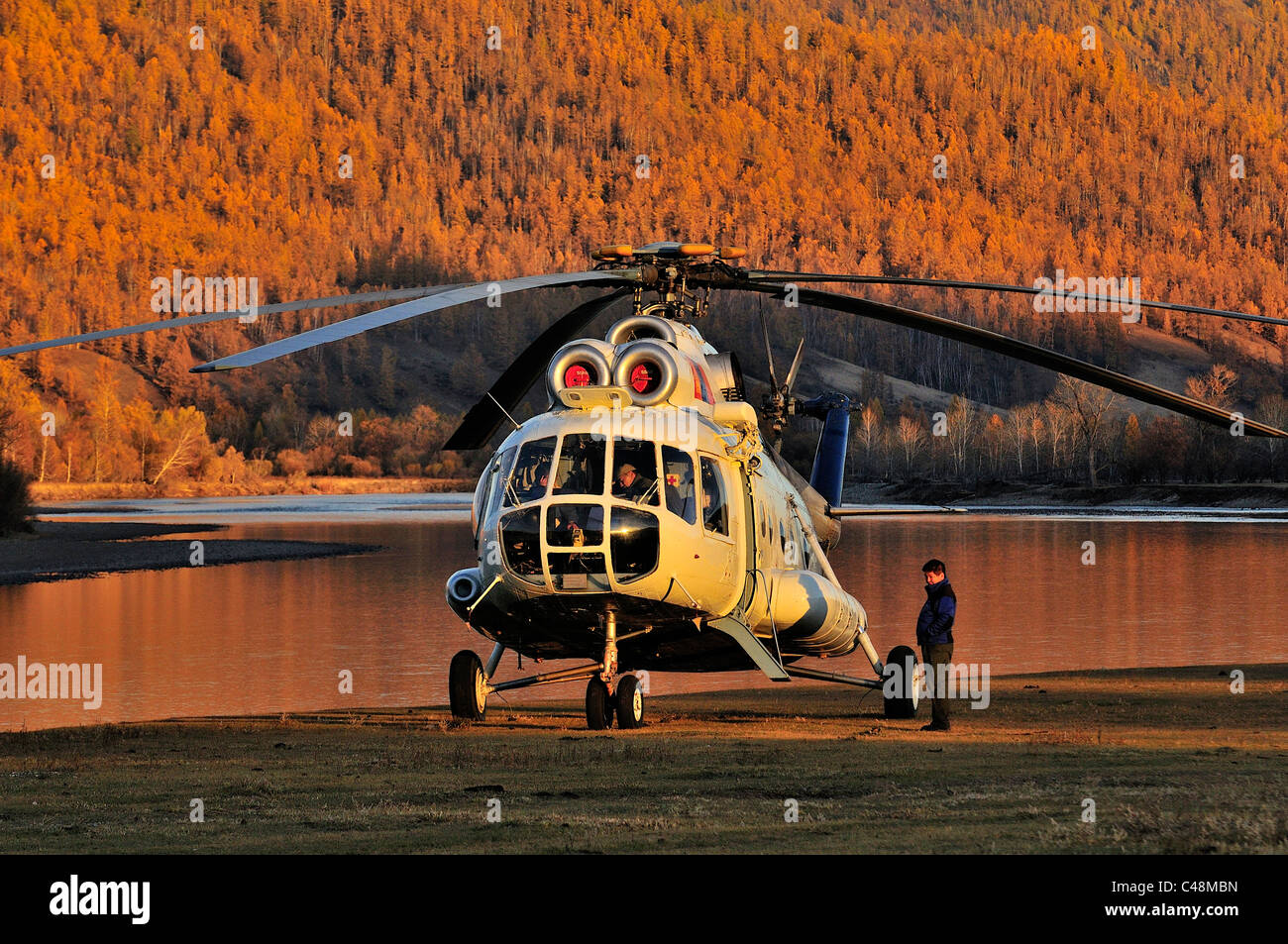 Elicottero offre agli ospiti per la pesca con la mosca camp in Mongolia. Foto Stock