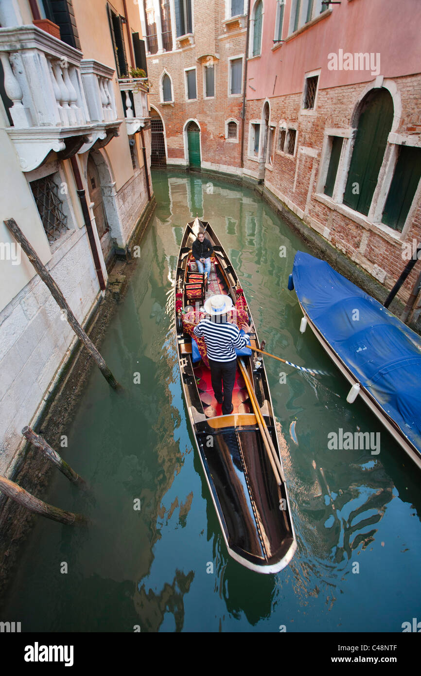Gondole su uno stretto canale di Venezia, Italia. Foto Stock
