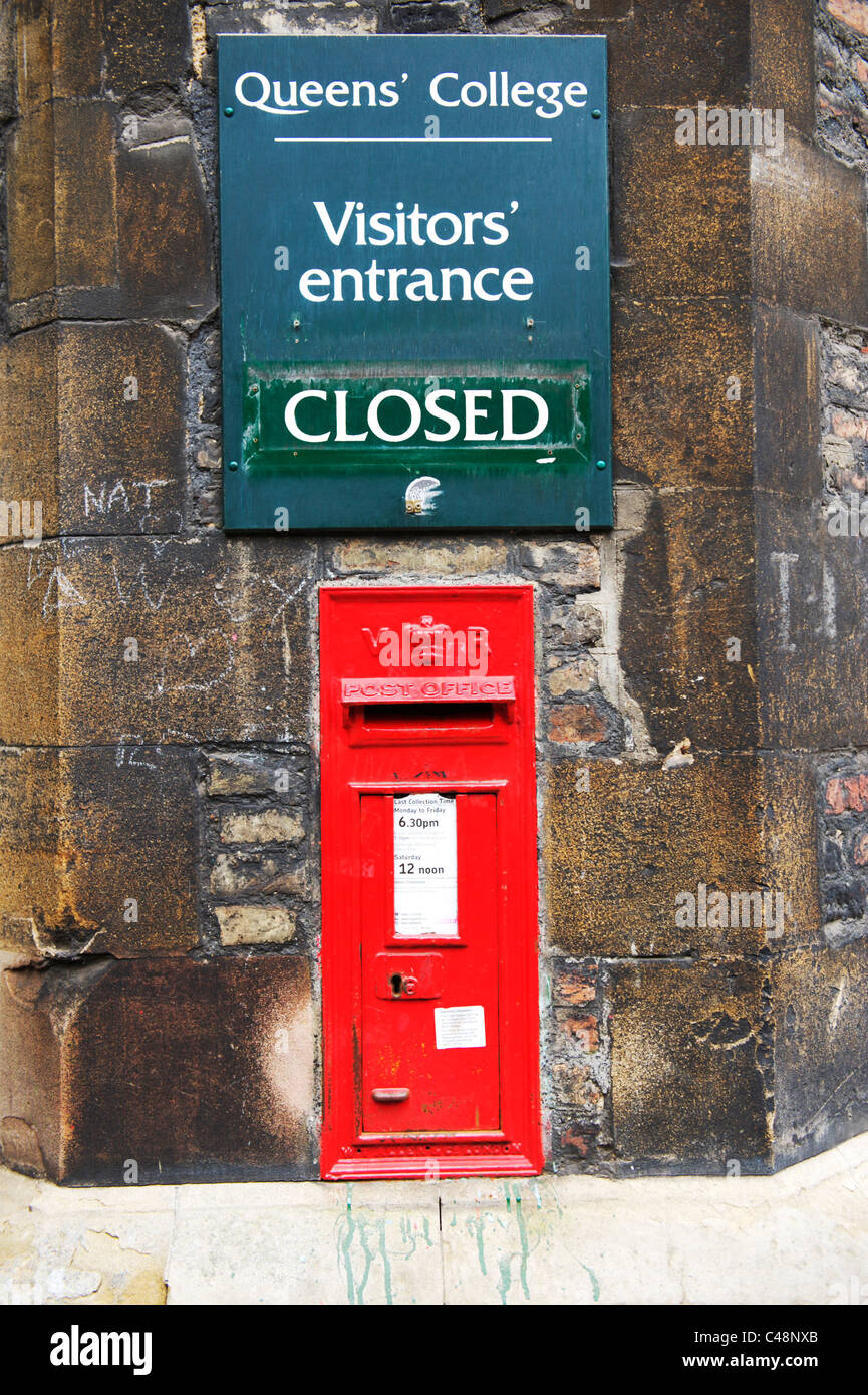 Avviso all'ingresso dei visitatori al Queens College di Cambridge,con scritto chiuso sul segno, seduta al di sopra di un pilastro box rosso casella postale Foto Stock