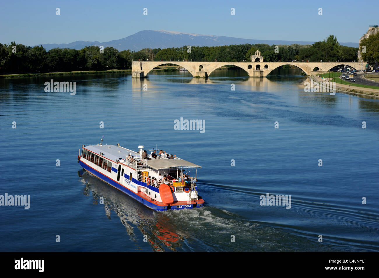Francia, Provenza, Avignone, fiume Rodano, barca da crociera sul fiume e ponte di Saint Benezet Foto Stock