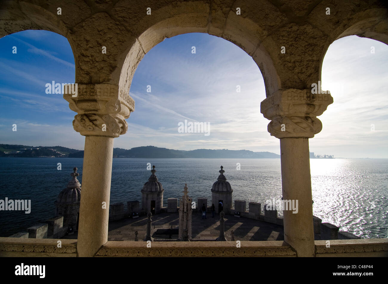 La Torre de Belem. In stile rinascimentale arcate. Costruito nel XVI secolo per difendere il fiume Tago bocca. Belem, Lisbona, Foto Stock