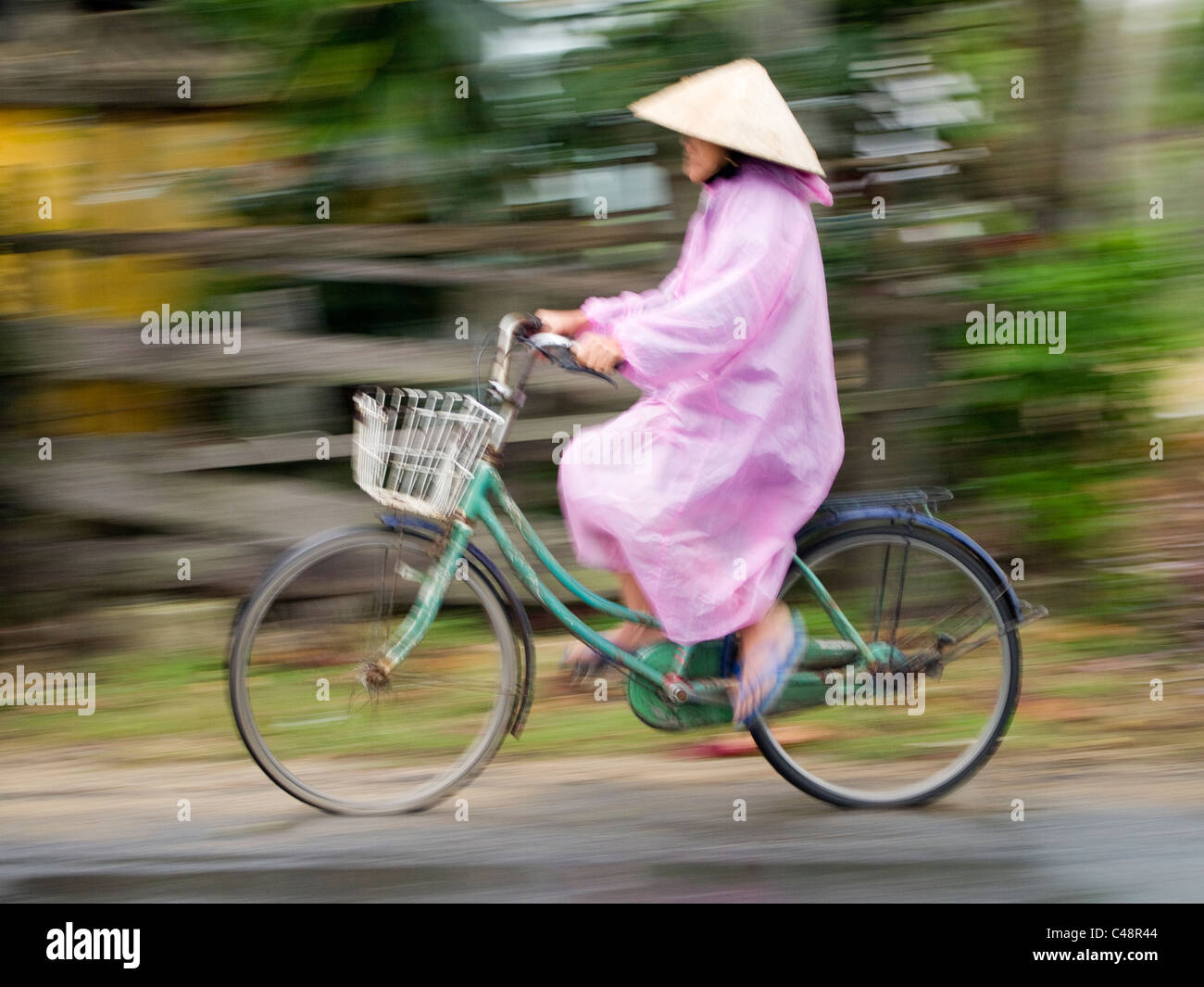 I viaggiatori in caso di pioggia in Hoi An, Vietnam Foto Stock