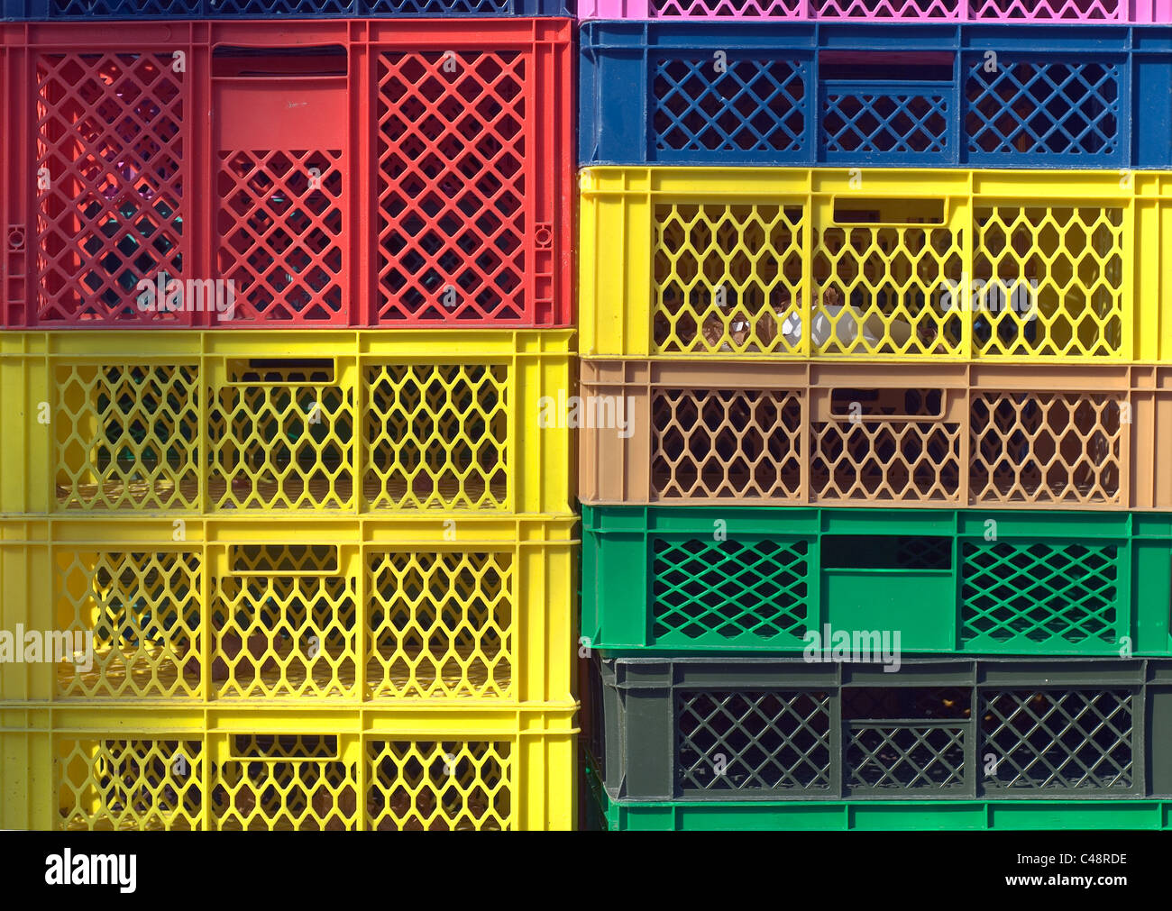 In plastica colorata stoccaggio industriale contiene come elemento di design Foto Stock