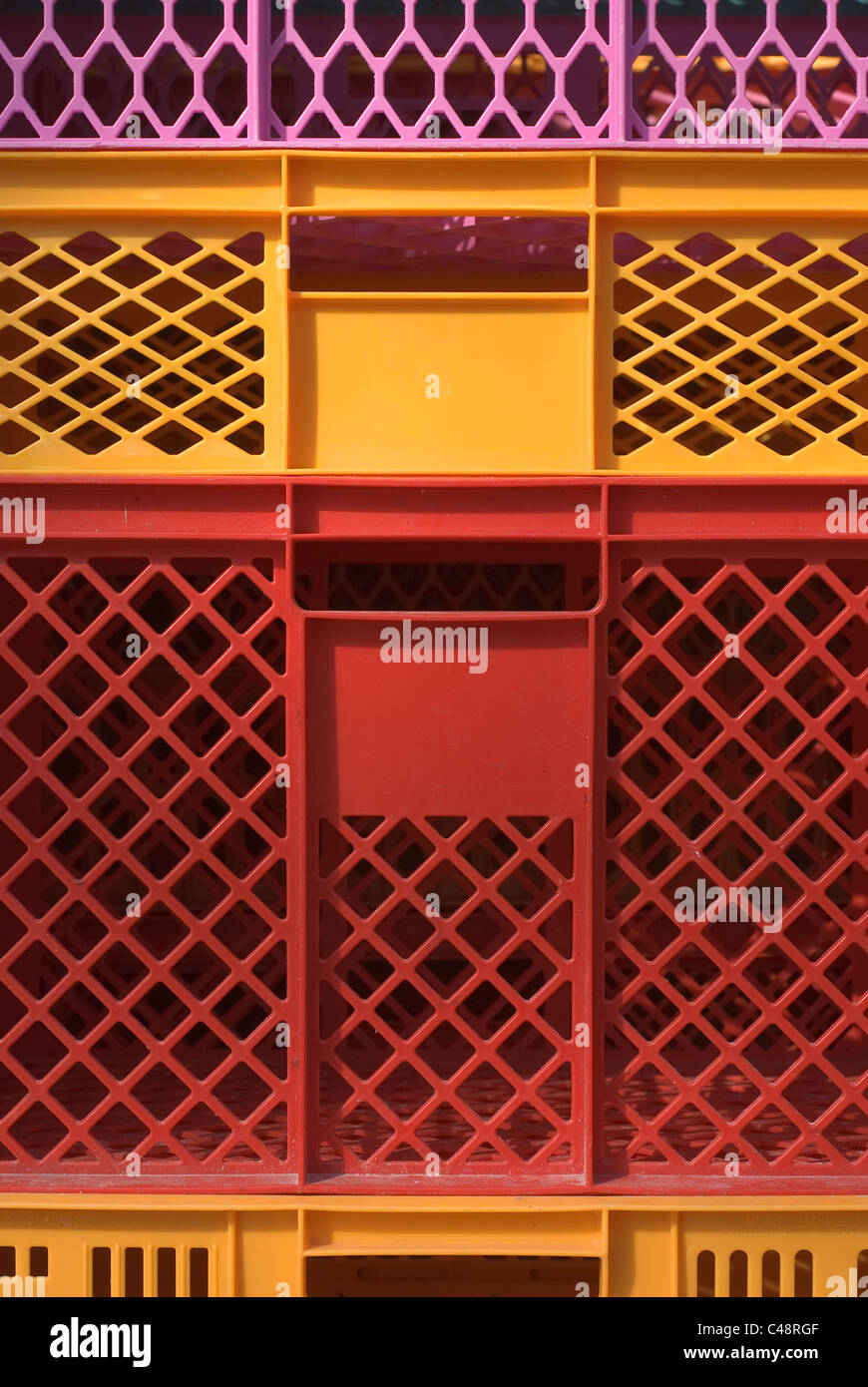 In plastica colorata industriali i contenitori di storage come elemento di design Foto Stock