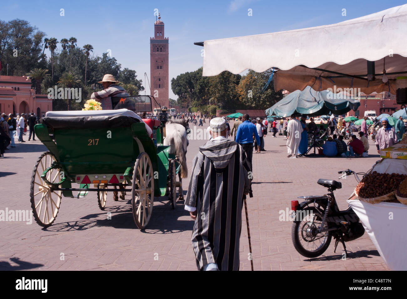 Una vista della Moschea di Koutoubia torre dalla piazza centrale, piazza Jamaa El Fna a Marrakech Foto Stock