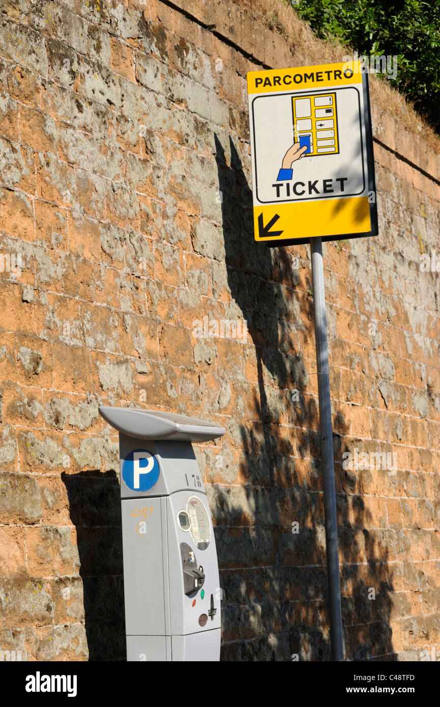 Italia, Roma, parchimetro e cartello Foto Stock