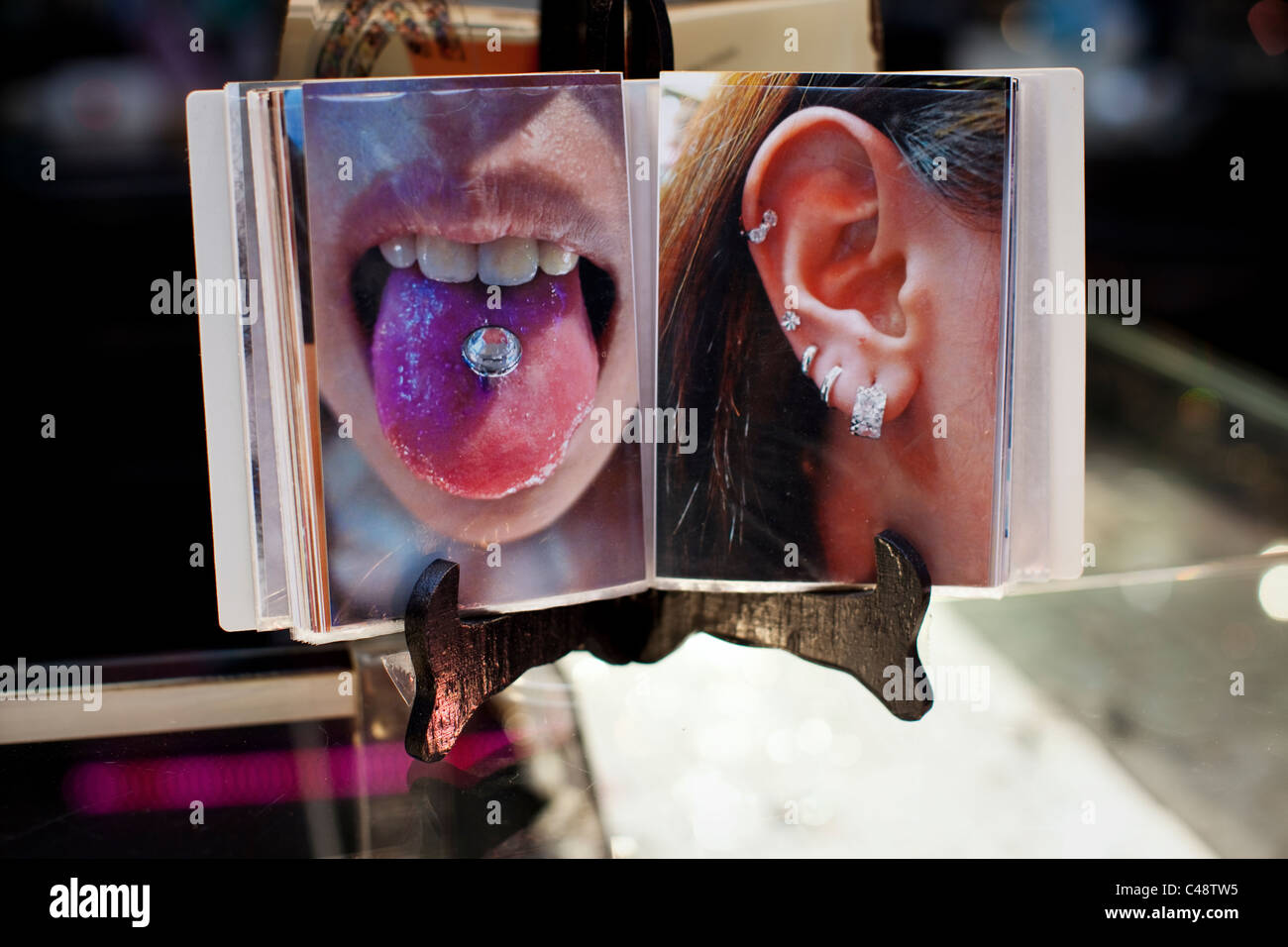 Piercing in Ximending, Taipei, Taiwan, 9 novembre 2010. Foto Stock