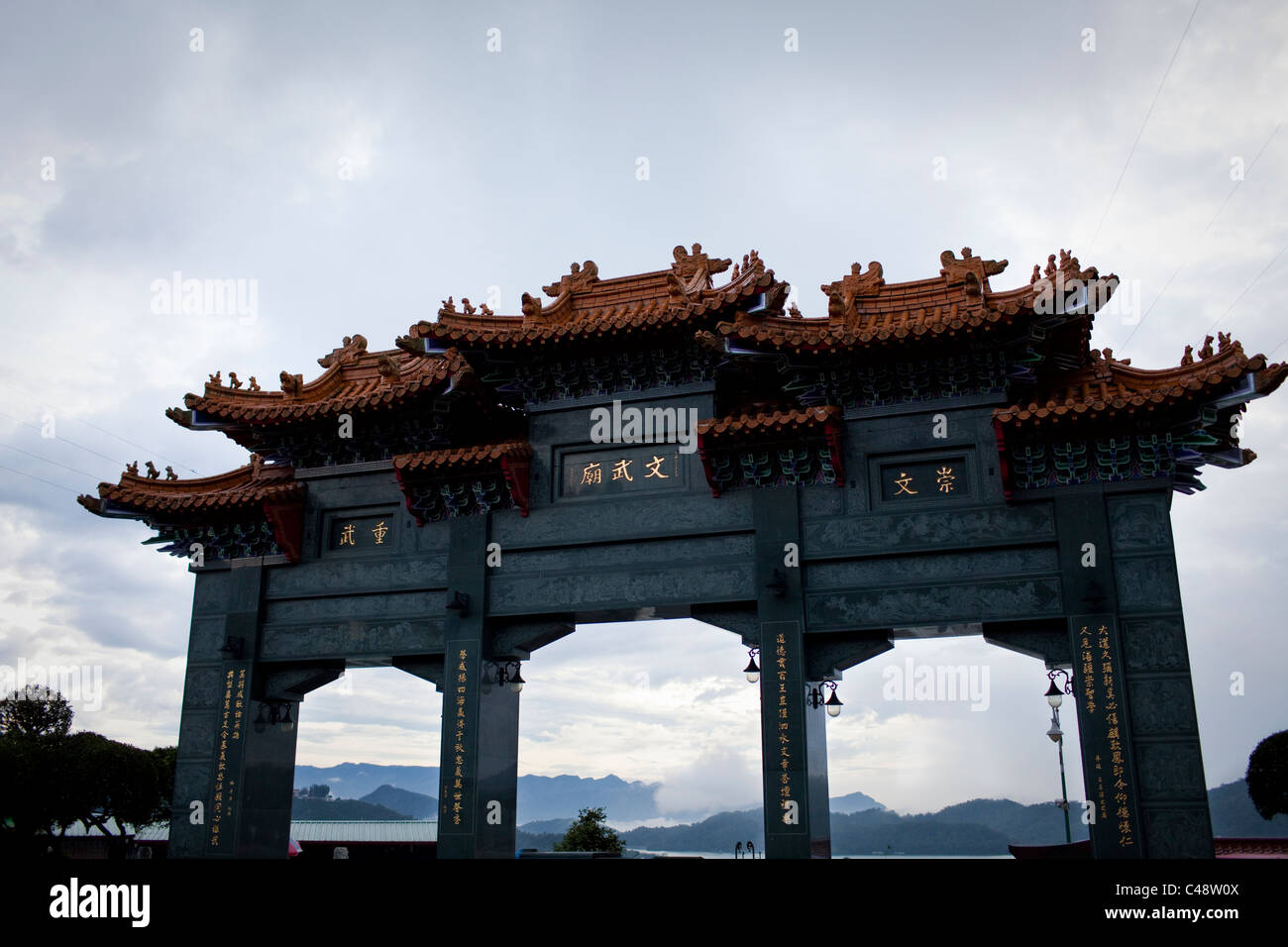 Il cancello principale del tempio Wenwu, vicino a Sun Moon Lake, West-Central Taiwan, Ottobre 21, 2010. Foto Stock
