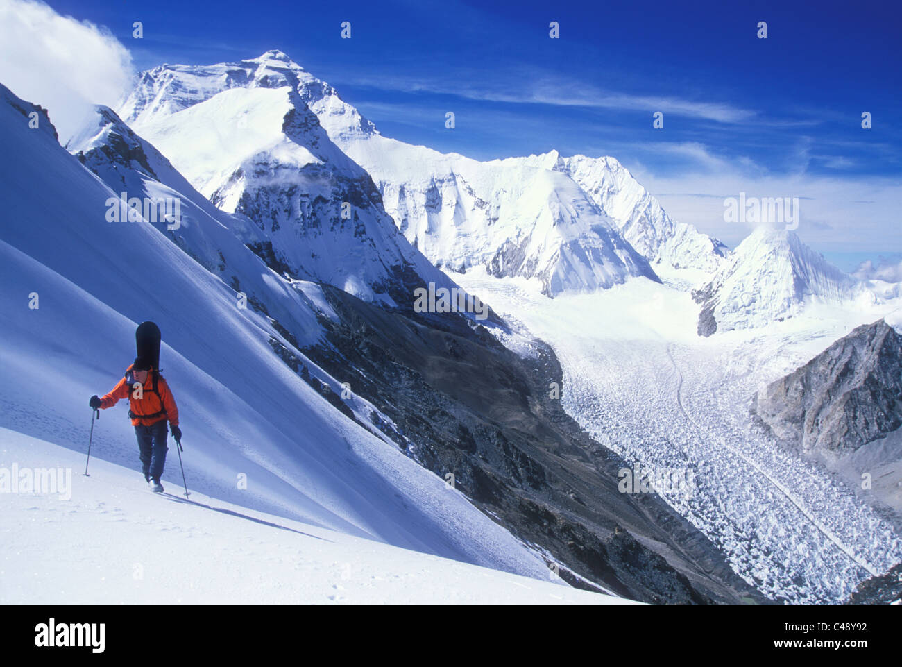 L'uomo climbing Chang Zheng Peak (6996m) nei pressi del monte Everest Foto Stock