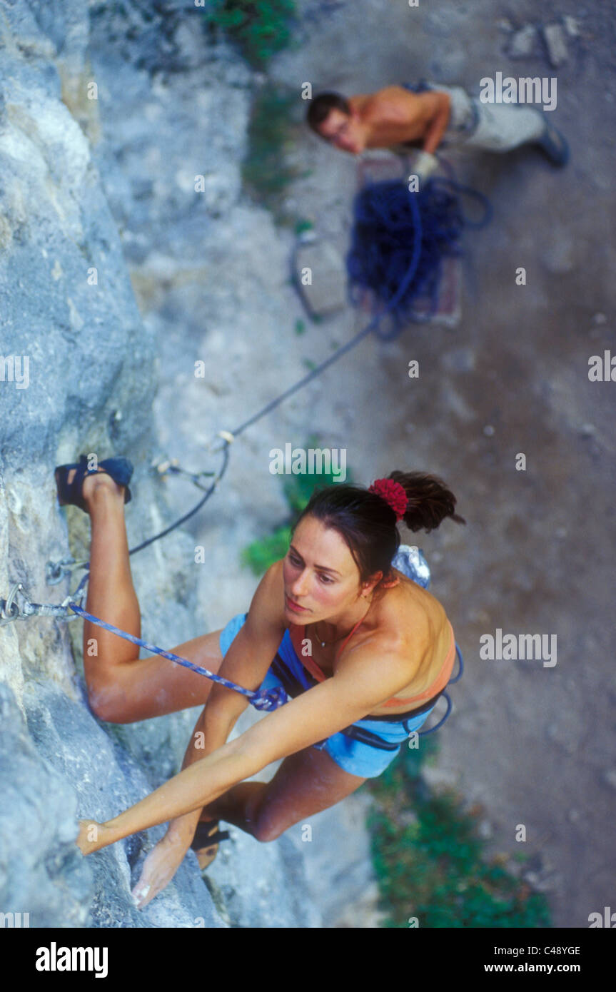 Donna arrampicata su roccia. Foto Stock