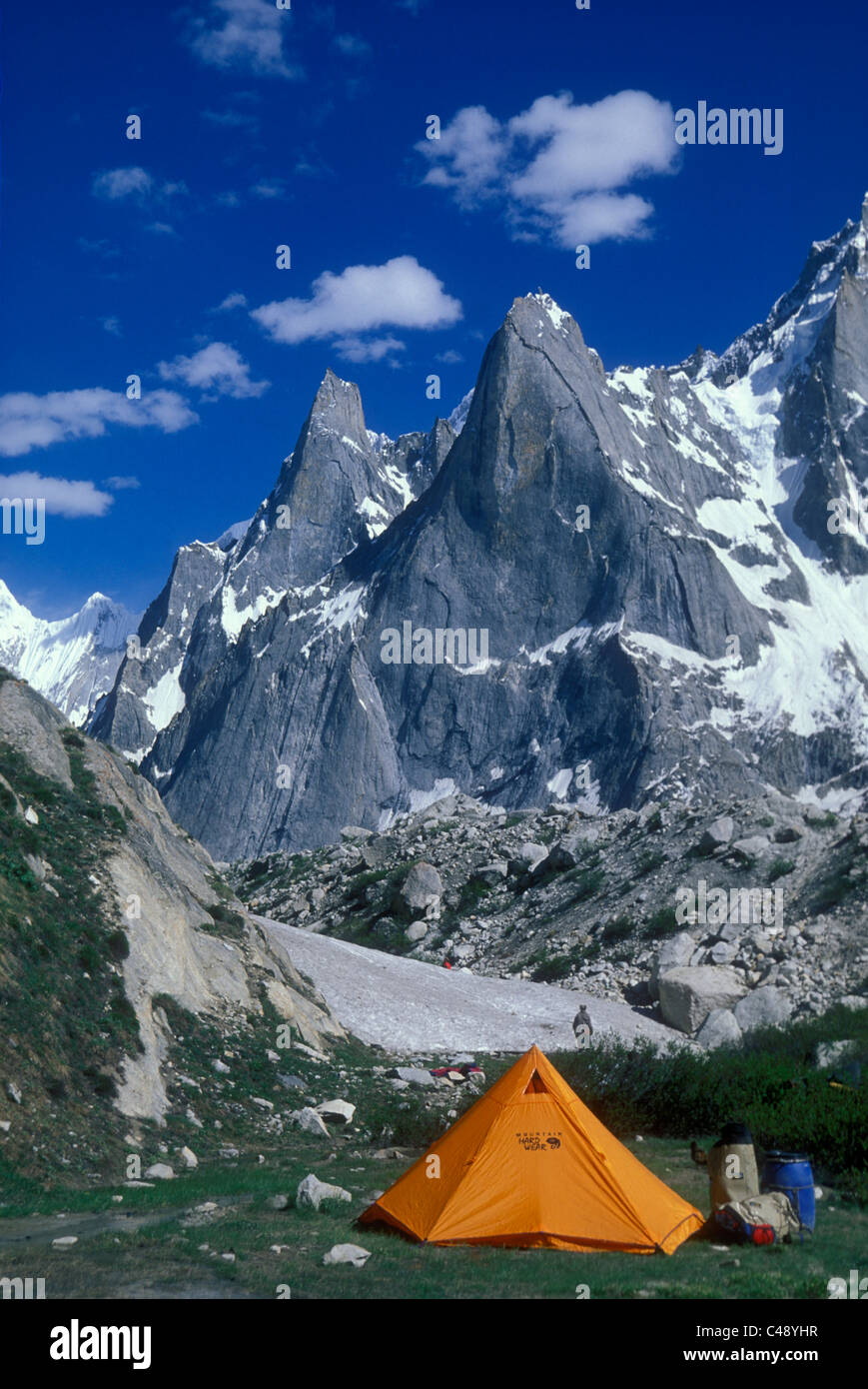 Una tenda siede alla base di due torri senza nome nel Karakorum Montagne, Pakistan. Foto Stock