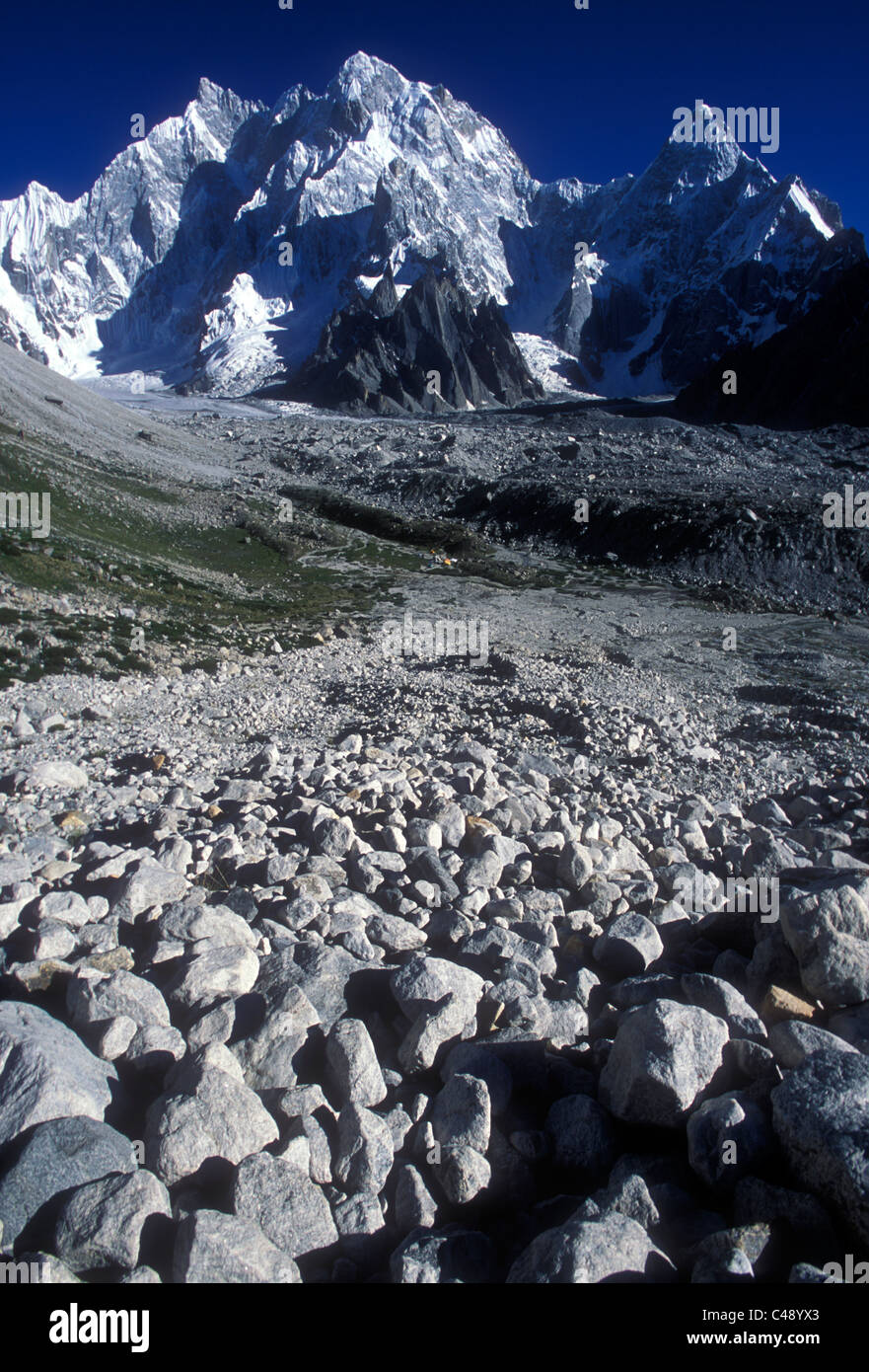 Il picco del K6 telai sopra uno sperone astragalo campo, Karakorum Montagne, Pakistan. Foto Stock