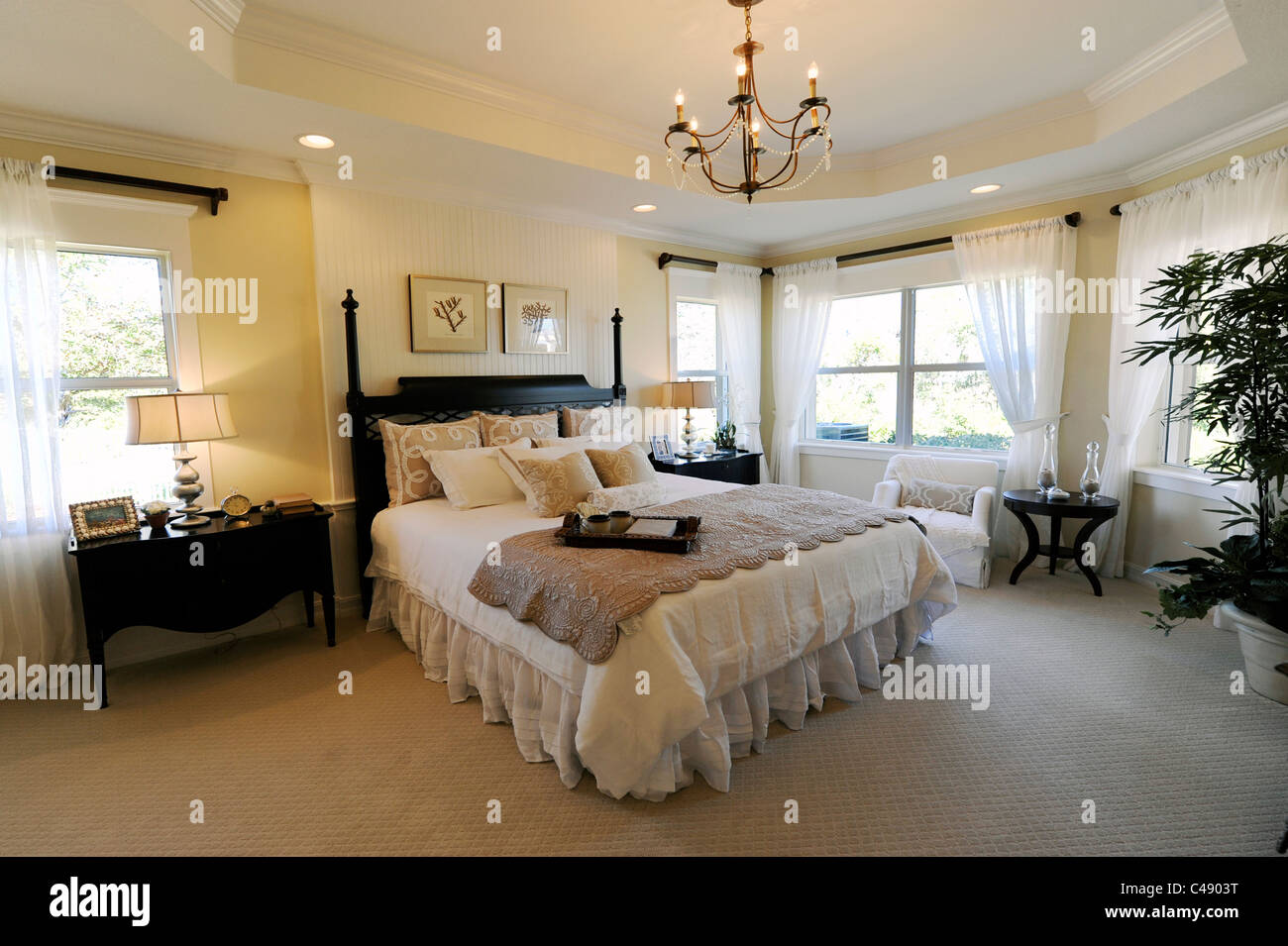 Interno spazioso e moderno camera da letto di un elegante casa nuova costruzione Tampa Florida Foto Stock