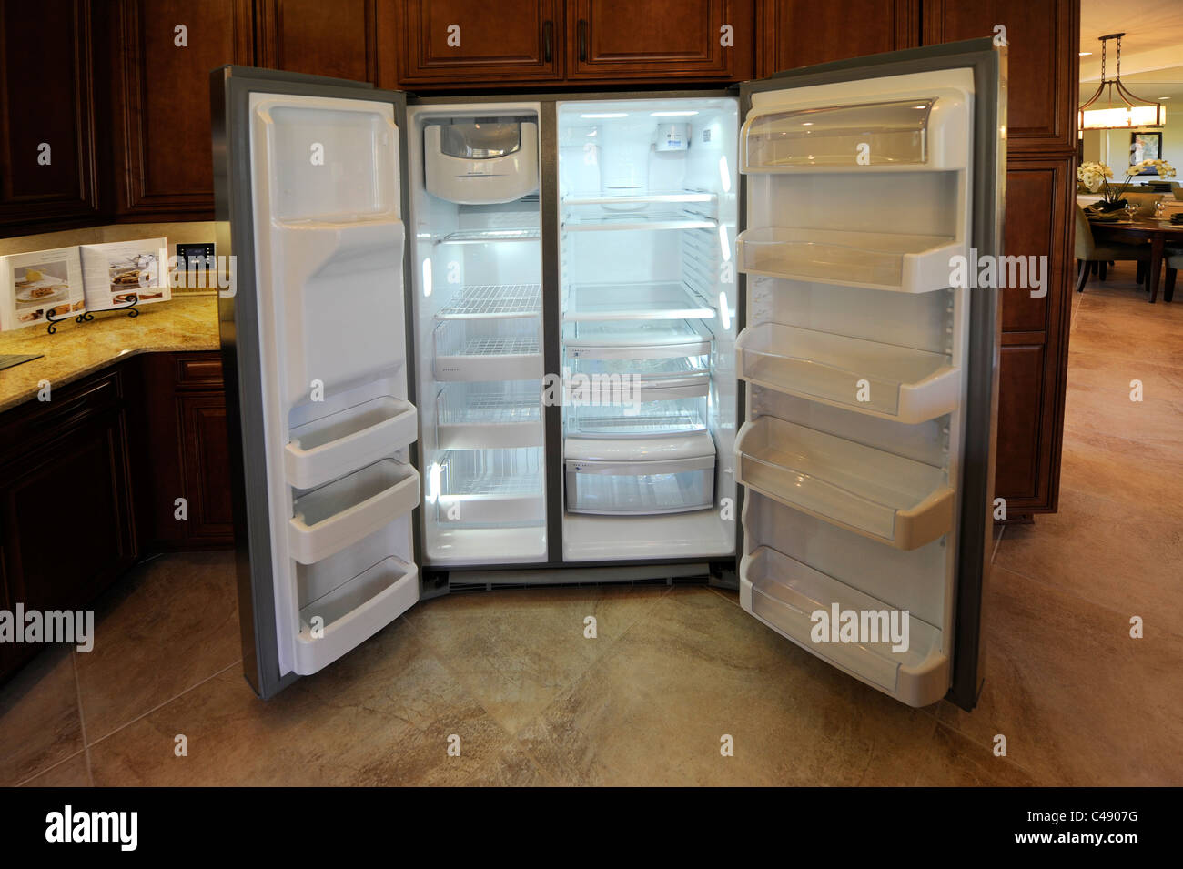 Interno spazioso e moderno cucina sala da pranzo Camera di un elegante casa nuova costruzione Tampa Florida Foto Stock