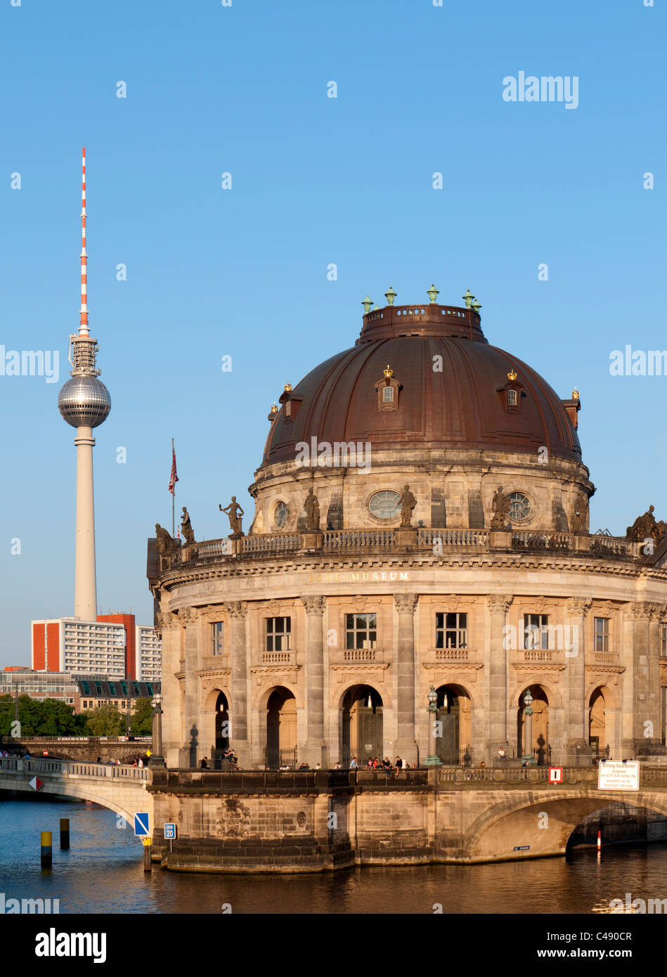 Vista serale di Bode Museum Il Museo Island o Museumsinsel in Mitte Berlino Germania Foto Stock