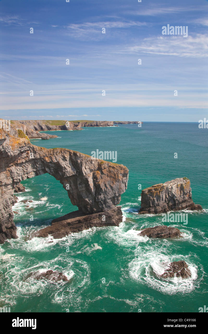 Green Bridge of Wales, Pembrokeshire Coast, Pembrokeshire, Galles, Regno Unito Foto Stock