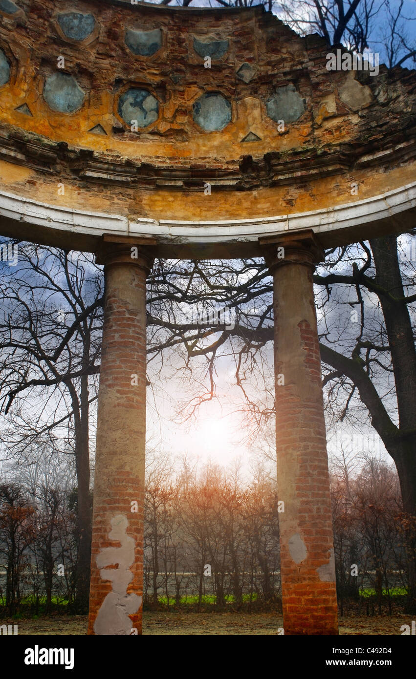 Dettaglio delle rovine del tempio romano di Arcadia nel Parco Ducale di Parma nel Nord Italia durante il sunrise Foto Stock