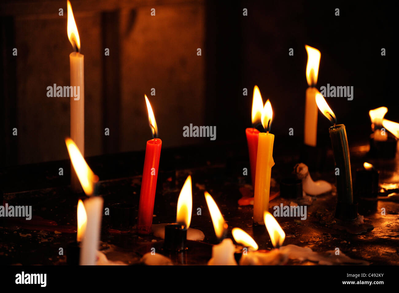 Close up di alcune candele accese in ricordo in una chiesa appena fuori dalla piazza principale di Arequipa, Perù, Sud America Foto Stock