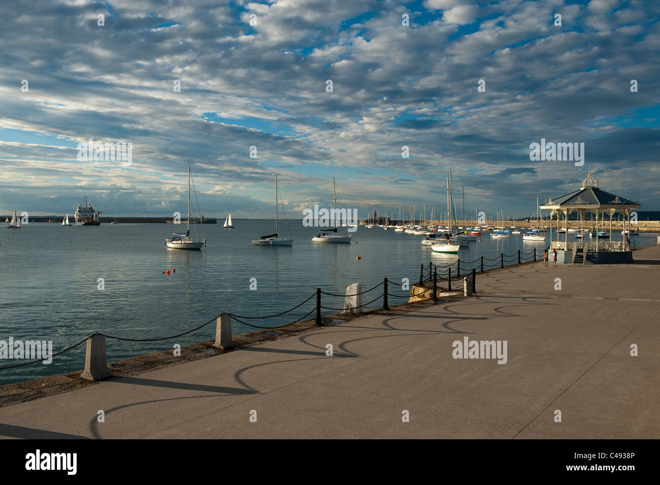 Barche ormeggiate in Dun Laoghaire Harbour in prima serata Foto Stock