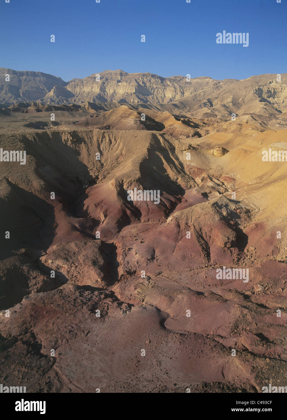 Fotografia aerea della pietra arenaria colorata in Ramon cratere nella Centrale del deserto del Negev Foto Stock