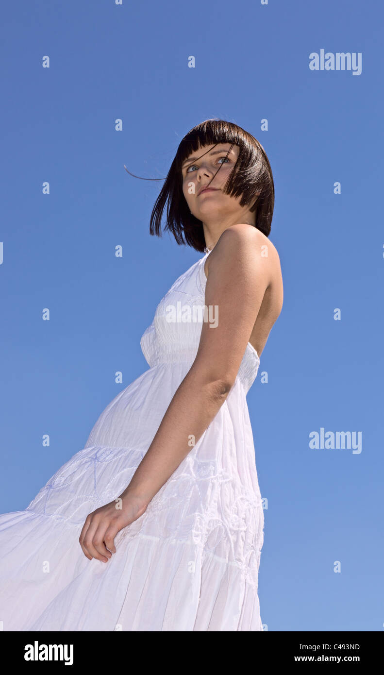 Giovane ragazza in abito bianco. Foto Stock