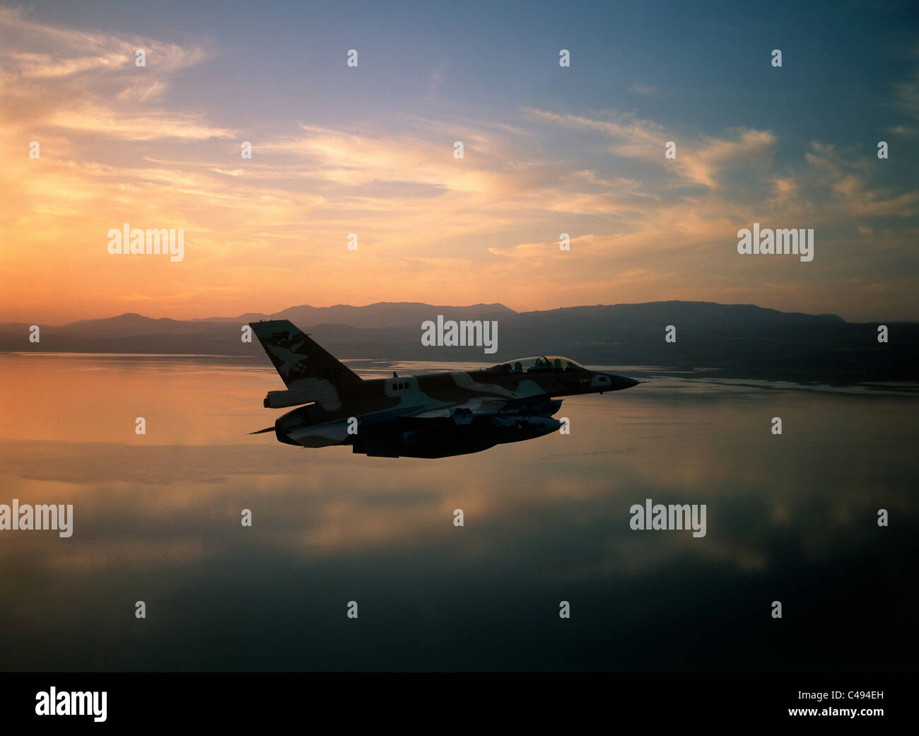 Fotografia di F-16D della forza aerea israeliana al di sopra del Mare di Galilea Foto Stock