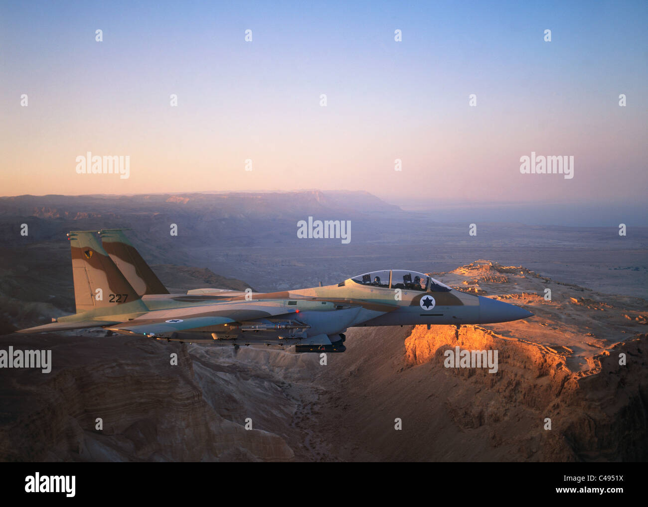 Fotografia aerea di F-15I della forza aerea israeliana al di sopra di Masada presso il Mar Morto Foto Stock