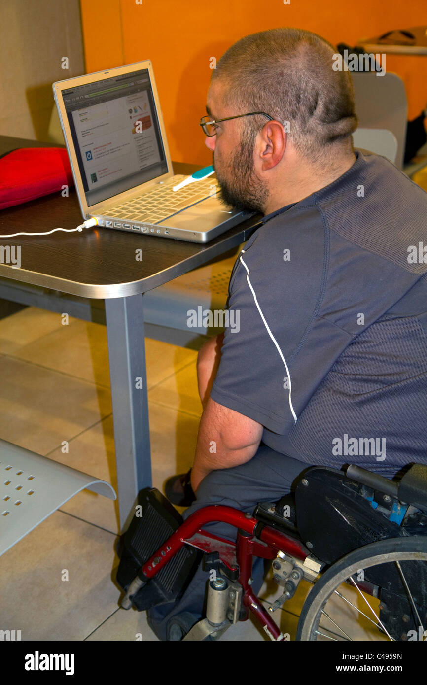 Quadriplegic argentina di un uomo che sta utilizzando un computer digitando con la sua propria bocca a Buenos Aires, Argentina. Foto Stock