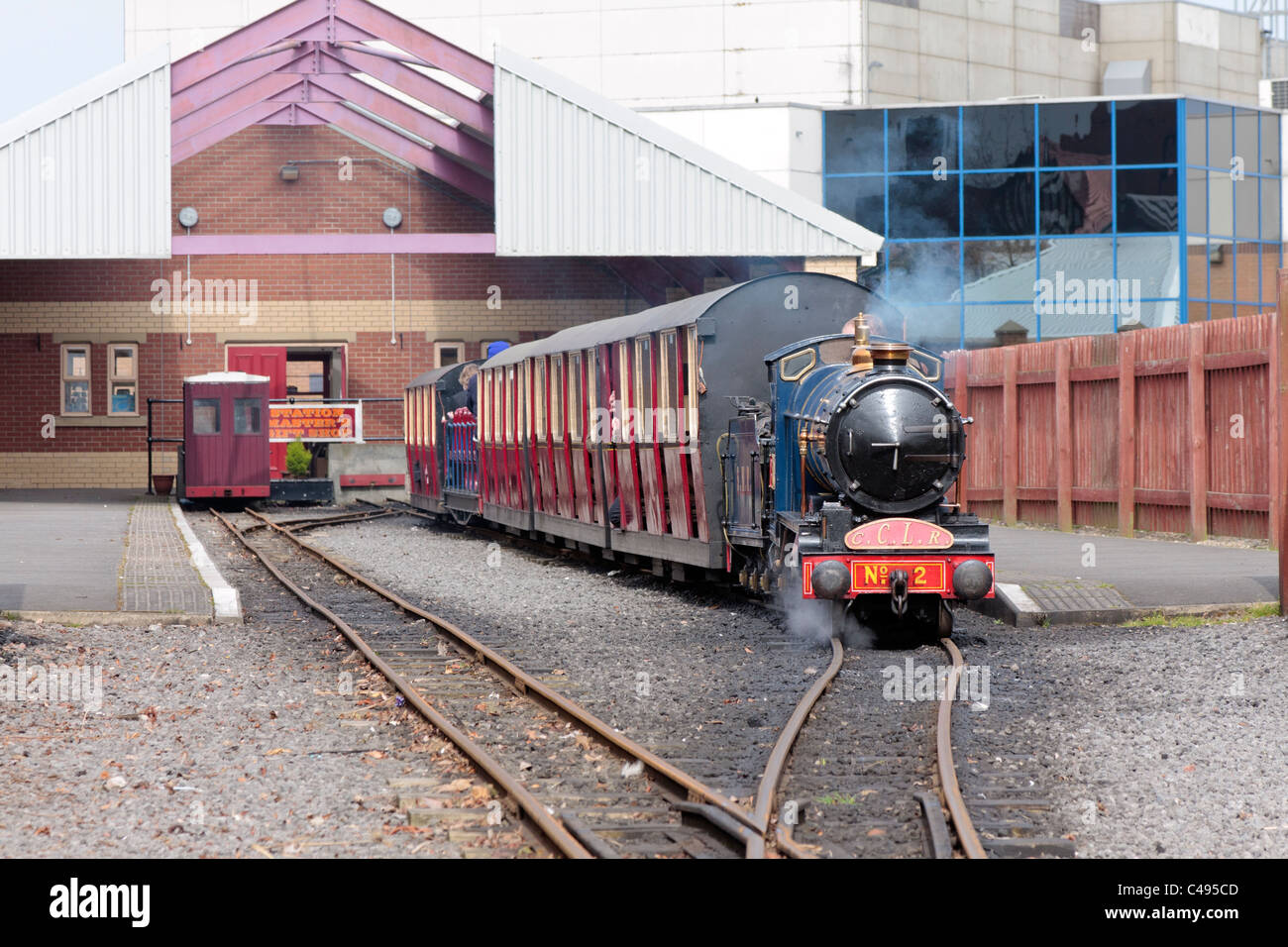 Cleethorpes light railway treno a vapore pronto a tirare fuori dalla piattaforma sulla costa del Lincolnshire, England, Regno Unito Foto Stock