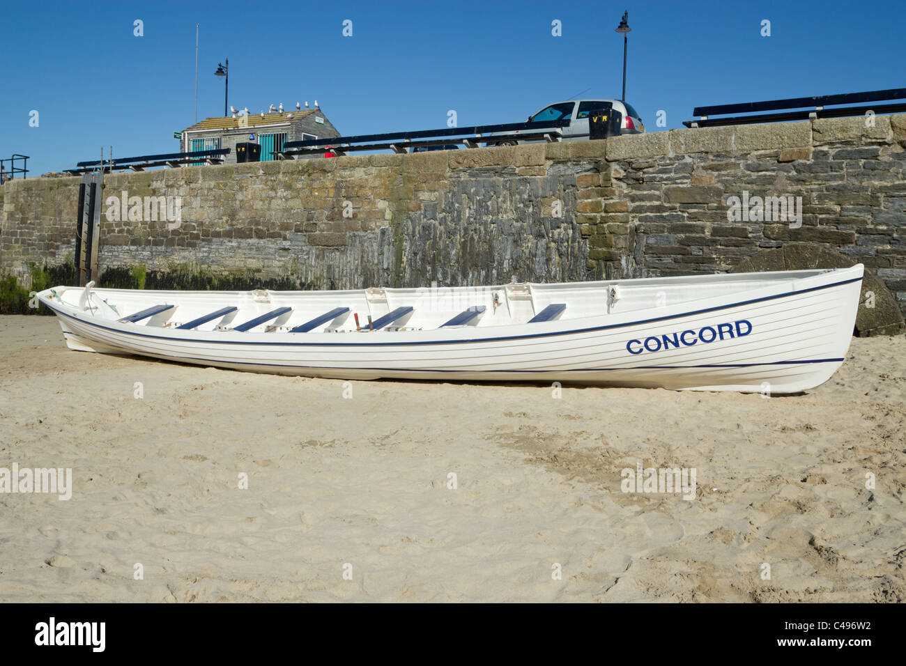 Concord, una fibra di vetro gig utilizza per la formazione da parte di Newquay rowing club in Cornwall Regno Unito. Foto Stock