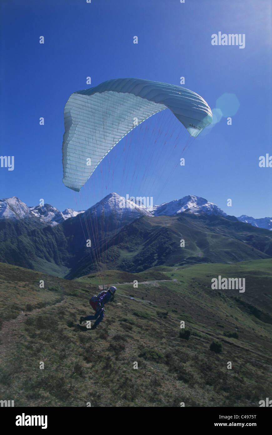 Fotografia di un parachutist decollare da una montagna in Francia Foto Stock