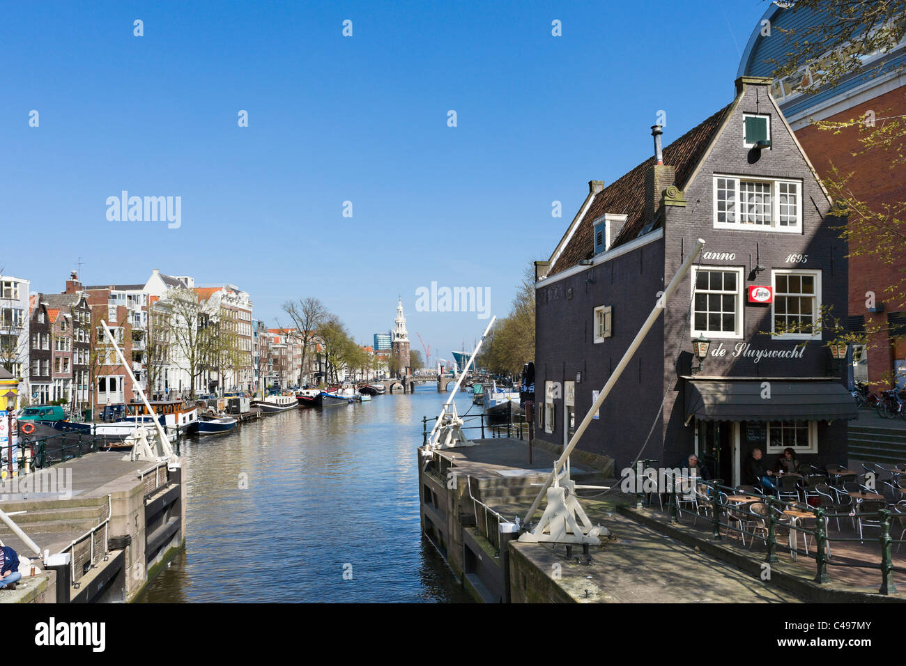 De Sluyswacht waterfront cafe su Jodenbreestraat nel centro della città di Amsterdam, Paesi Bassi Foto Stock
