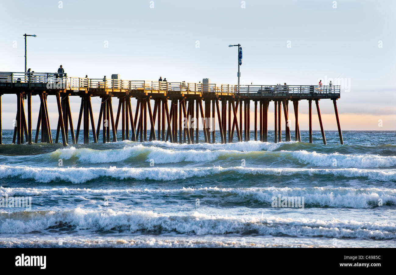 Persone su ocean pier a Pismo Beach, California, Stati Uniti d'America Foto Stock