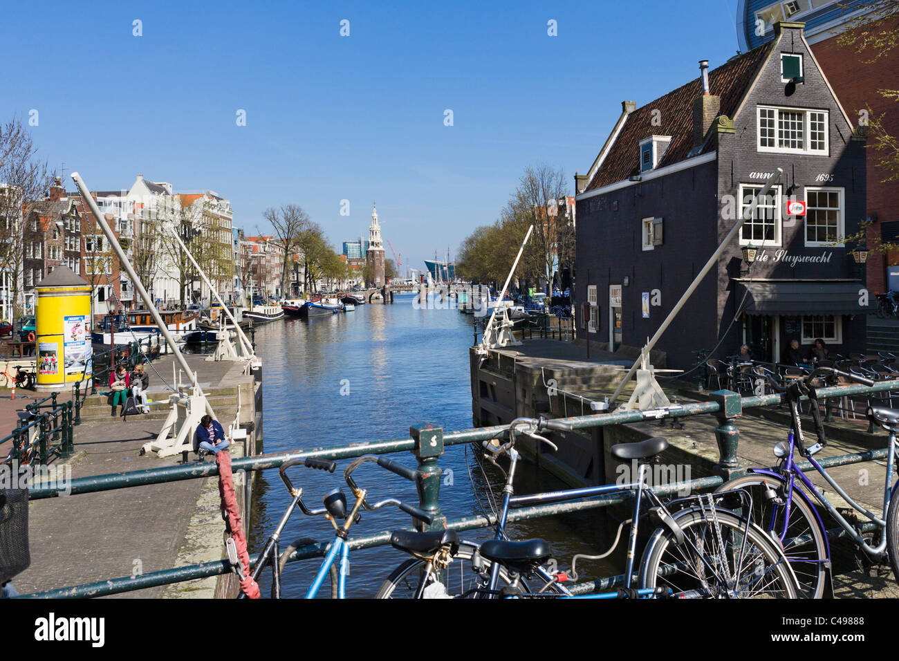 De Sluyswacht waterfront cafe su Jodenbreestraat nel centro della città di Amsterdam, Paesi Bassi Foto Stock
